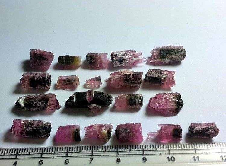 (bild för) Parti 19 st Oslipad Tvåfärgad Turmalin 105 carat Naturliga kristaller från Astaknala i Pakistan - Klicka på bild för att stänga