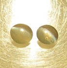 (bild för) Bra Pris Parti 2 st Mycket Sällsynt Alexandrit Kattöga 0,26 carat Rund Cabochon Skarpt Öga Fin Kvalitet från Madagaskar Köp Nu!