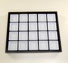 (bild för) Bra Pris Etui  till ädelstenssamling inklusive 20 st 30x30 mm vit plast box, Svart öppen ram. Storlek på lådan är 180x150 mm Köp Nu!