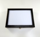 (bild för) Bra Pris Etui för ädelstenssamlingen med låsbart lock i glas. Vit vadderad fyllning, storlek på lådan är 200x150 mm Köp Nu!