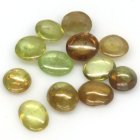 (bild för) Bra Pris Parti 12 st Fin Gulgrön Sphene (Titianit) 14,87 carat Oval/Rund Cabochon Slipad från Madagaskar Köp Nu!