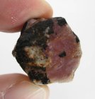 (bild för) Bra Pris Sällsynt Obehandlad Rå Oslipad Specimen Rubin 124,80 carat Naturlig Hexagonal Kristall Intressant Kvalitativt Samlar Objekt från Afrika Köp Nu!