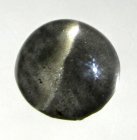 (bild för) Bra Pris Mycket Sällsynt Skarpt Kattöga Skapolit 1,15 carat Rund Cabochon Slipning Bra Kvalitet & Form från Sri Lanka Köp Nu!