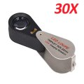 (bild för) Bra Pris! Topp Notch Större Gemmologisk Lupp med Triplett-lins 30X förstoring och 22 mm diameter Med Belysning Både UV & LED och USB uppladningsbar Absolut Perfekt för Ädelstensentusiaster!