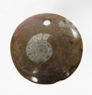Bra Pris Unikt Smycke Fossil Ammonit i Matrix 11,20 gram Polerat Hänge med Hål från Marocko Köp Nu!
