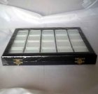 (bild för) Bra Pris Etui för ädelstenssamlingen med låsbart lock i glas, inklusive 20 st 40x40 mm box. Storlek på lådan är 230x190 mm Köp Nu!