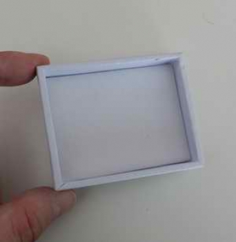 Bra Pris Snyggt & Exklusivt mindre sorteringsbord i vit klädd träd ram 75x60 mm, vit inuti. Köp Nu!