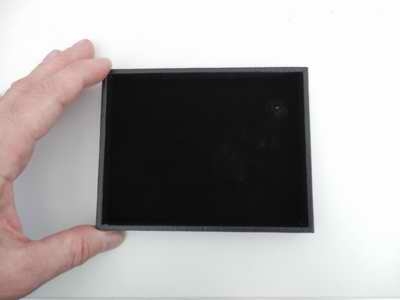 Bra Pris Snyggt & Exklusivt mindre sorteringsbord i svart klädd träd ram 130x100 mm, svart filt inuti. Köp Nu!