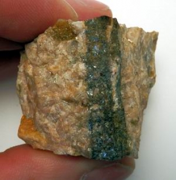 Bra Pris Mycket Fin Intressant stuff Gröngul Beryll i Kvarts 94 gram Lång Fin Beryll Kristall från Reboda Bergslagen Köp Nu!