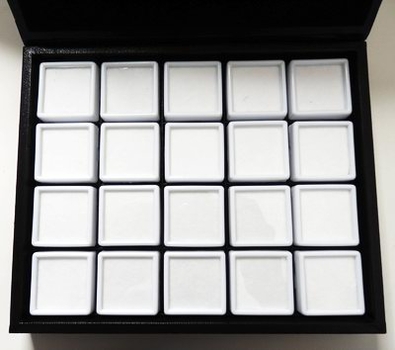 Bra Pris Etui för ädelstenssamlingen med svart lock och magnetlås, inklusive 20 st 40x40 mm box. Storlek på lådan är 230x190 mm Köp Nu!