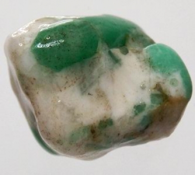 Bra Pris Mycket Ovanlig och Intressant Trumlad Smaragd Malm 2-4 gram Grön i Vit Matrix från Brasilien Köp Nu!