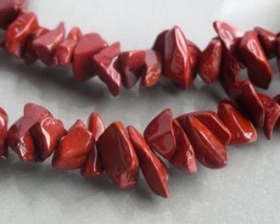 Fin Röd Jaspis ca 300 carat Borrad Chips 5-8 mm på sträng ca 90 cm Bra Kvalitet