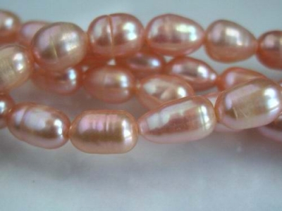 Orangebeige Sötvattenspärlor Ris 5-6 mm 52-54st 37-39cm/str.