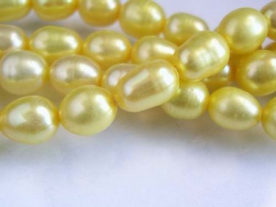 Gul Sötvattenspärlor Ris 5-6 mm 52-54st 37-39cm/str.