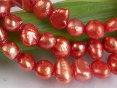 Orangeröda Sötvattenspärlor Nugget 3-4 mm 37-39 cm/str.