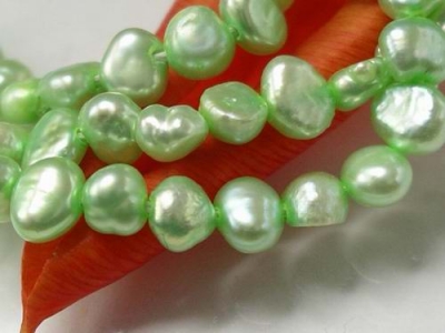 Ljusgrönl Sötvattenspärlor Nugget 3-4 mm 37-39 cm/str.