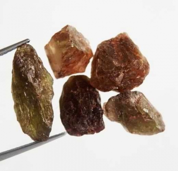 Bra Pris Parti 5 pcs Hög Intressant Rå Oslipad Andalusit 26,75 Carat Naturlig Kristall Bit Intressant Sällsynt samlarsten från Brasilien Köp Nu!