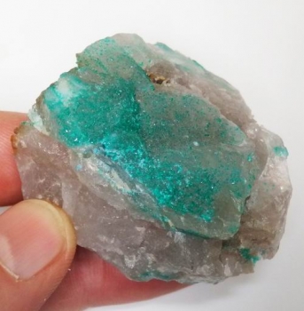 Bra Pris Sällsynt Mycket Fin Mindre Kristaller av Dioptas på Kvarts 80,4 gram Synnerligen Populär Vacker Samlar mineral från Kaokoveld, Namibia Köp Nu!