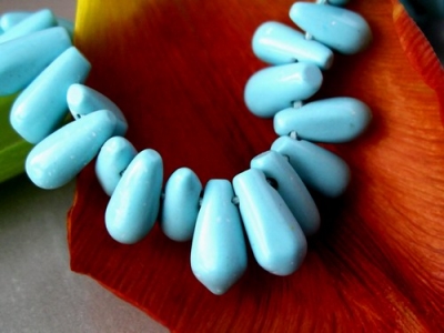 Sträng Syntetisk Turkos ca 100 carat Polerad Dropp 6-8 mm Bra Kvalitet 36 cm