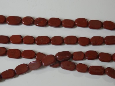 Fin Röd Jaspis ca 90 carat Borrad Polerad Oval på sträng ca 36 cm Bra Kvalitet