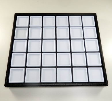 Bra Pris Etui för ädelstenssamlingen med svart lock och magnetlås, inklusive 30 st 40x40 mm box. Storlek på lådan är 280x240 mm Köp Nu!