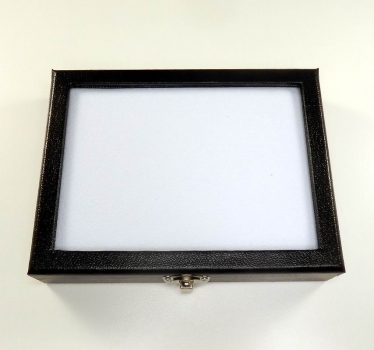 Bra Pris Etui för ädelstenssamlingen med låsbart lock i glas. Vit vadderad fyllning, storlek på lådan är 170x130 mm Köp Nu!