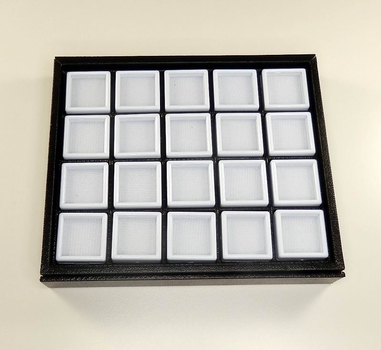 Bra Pris Etui för ädelstenssamlingen med svart lock och magnetlås, inklusive 20 st 30x30 mm box. Storlek på lådan är 180x150 mm Köp Nu!