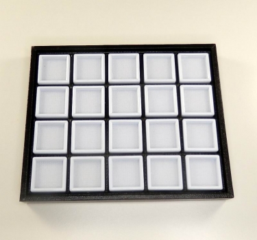 Bra Pris Etui  till ädelstenssamling inklusive 20 st 30x30 mm vit plast box, Svart öppen ram. Storlek på lådan är 180x150 mm Köp Nu!