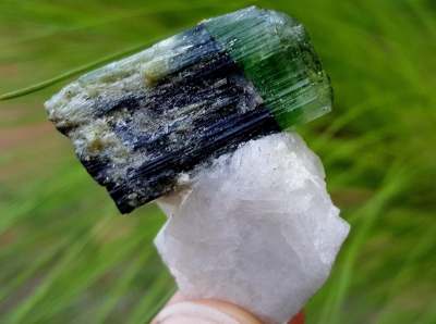 Bra Pris Vacker Grön Topp Turmalin 95,96 carat Naturlig Kristall med Fältspat från Kunar Afganistan Köp Nu!