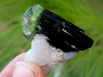 Bra Pris Vacker Grön Topp Turmalin 99,37 carat Naturlig Kristall med Fältspat från Kunar Afganistan Köp Nu!
