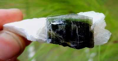 Bra Pris Vacker Grön Topp Turmalin 132 carat Naturlig Kristall med Fältspat från Kunar Afganistan Köp Nu!