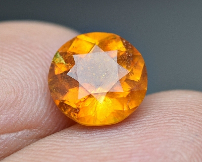 Bra Pris Mycket sällsynt Stor Klinohumit 2,92 carat Rund Slipad Fin Orange från Tajikistan Köp Nu!