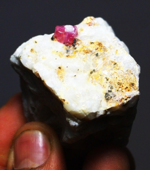 Bra Pris Sällsynt Rödrosa Rubin Kristall i Matrix 68 gram från Jagdalak Afganistan Köp Nu!