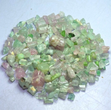 Bra Pris Parti Fin Oslipad Turmalin 240 carat Naturliga  kristaller Olika Färg fr Afganistan Köp Nu!