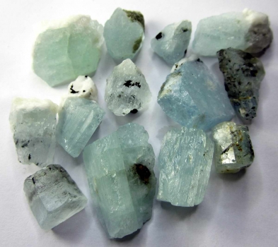 Bra Pris Parti 13 st Fin Obehandlad Akvamarin 257 carat Naturlig Kristall med Shörl från Skardu Pakistan Köp Nu!