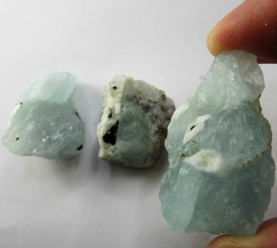 Bra Pris Parti 3 st Fin Obehandlad Akvamarin 196 carat Naturlig Kristall med Shörl från Skardu Pakistan Köp Nu!