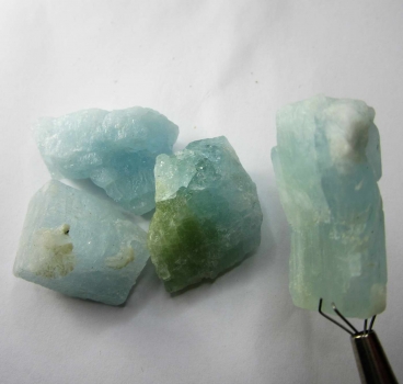 Bra Pris Parti 4 st Fin Obehandlad Akvamarin 227 carat Naturlig Kristall från Skardu Pakistan Köp Nu!