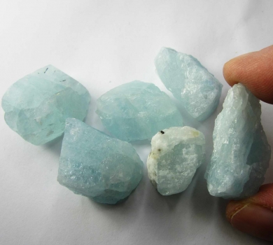 Bra Pris Parti 6 st Fin Obehandlad Akvamarin 262 carat Naturlig Kristall från Skardu Pakistan Köp Nu!