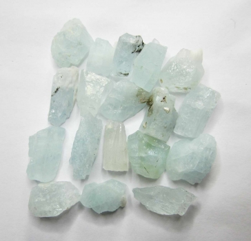 Bra Pris Parti 20 st Fin Obehandlad Akvamarin 121 carat Naturlig Kristall från Skardu Pakistan Köp Nu!