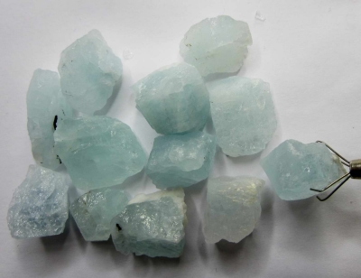 Bra Pris Parti 12 st Fin Obehandlad Akvamarin 210 carat Naturlig Kristall från Skardu Pakistan Köp Nu!