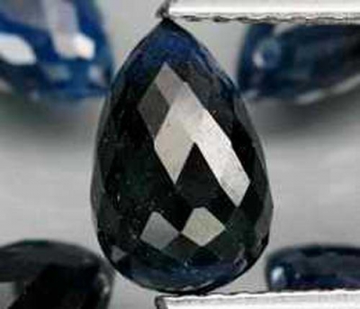Bra Pris Mycket Fin Mörkblå Safir 1,42 carat Briolett Slipning med Hål från Thailand Köp Nu!