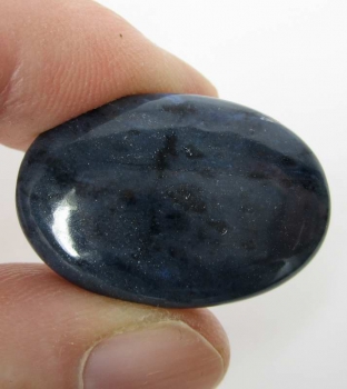 Bra Pris Sällsynt Naturlig Dumortierit 24,46 carat Oval Cabochon Fin Kvalitet från Finland Köp Nu!