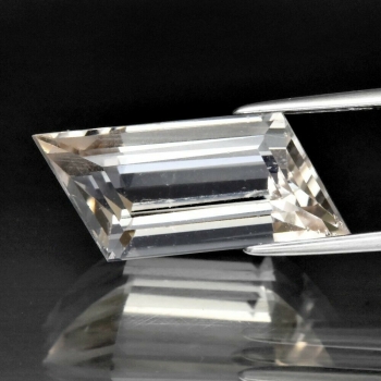 Bra Pris Certifierad Mycket fin Ljus Gul Skapolit 8,10 carat Fancy Slipning Fin Lyster och Kvalitet från Madagaskar Köp Nu!