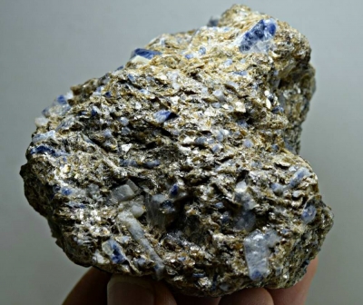 Bra Pris Specimen Många Tvåfärgad Safir Kristaller 362 gram i Glimmer Matrix från Kashmir Pakistan Köp Nu!