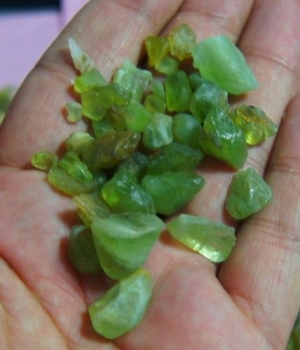 Bra Pris Parti Pakistansk Rå Oslipad Peridot 150 carat Naturlig Kristall i Olika Storlek Köp Nu!