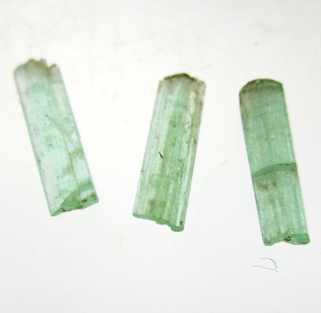 Bra Pris Parti 3 st Rå Sällsynt Blåaktigt Grön Smargad Kristall 2,27 carat Naturlig Kristall Transparent-Transl. Afghan Köp Nu!