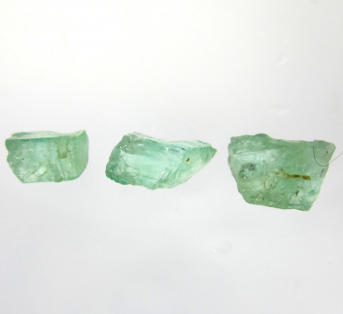 Bra Pris Parti 3 st Rå Sällsynt Blåaktigt Grön Smargad Kristall 4,06 carat Naturlig Kristall Transparent-Transl. Afghan Köp Nu!