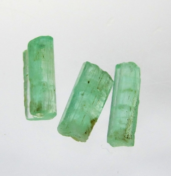 Bra Pris Parti 3 st Rå Sällsynt Blåaktigt Grön Smargad Kristall 2,93 carat Naturlig Kristall Transparent-Transl. Afghan Köp Nu!