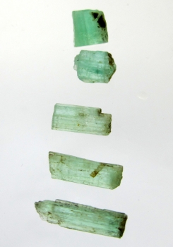 Bra Pris Parti 5 st Rå Sällsynt Blåaktigt Grön Smargad Kristall 4,75 carat Naturlig Kristall Transparent-Transl. Afghan Köp Nu!