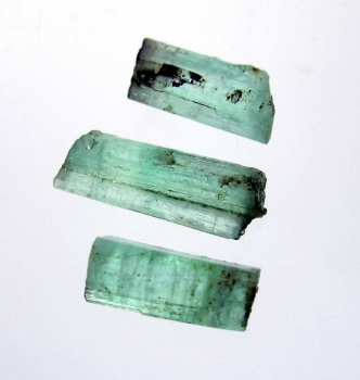 Bra Pris Parti 3 st Rå Sällsynt Blåaktigt Grön Smargad Kristall 5,23 carat Naturlig Kristall Transparent-Transl. Afghan Köp Nu!